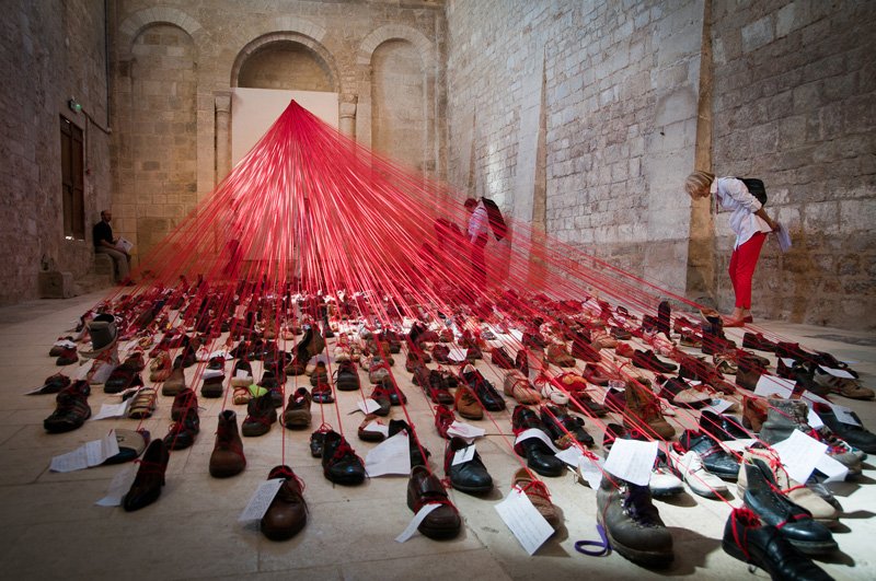 Habiter la terre, du battement de coeur à l'emportement du monde : Chiharu Shiota, Dialogue de l'ADN, 2011, installation